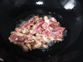 糖醋里脊肉,油锅烧热放入500克食用油 再倒入腌好的肉条