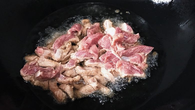 糖醋里脊肉,油锅烧热放入500克食用油 再倒入腌好的肉条