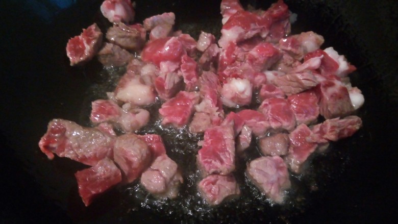 千张结烧肉,锅里放一点油，放牛肉块翻炒