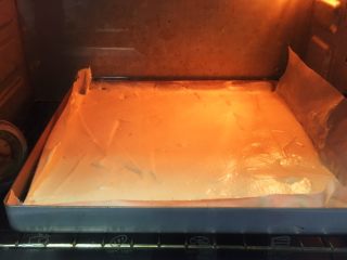卡仕达蛋糕卷,烤箱温度150度，时间20分钟烤制。
