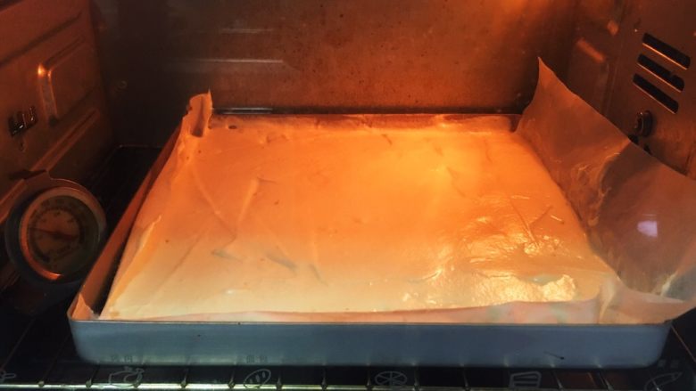 卡仕达蛋糕卷,烤箱温度150度，时间20分钟烤制。