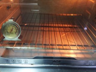 卡仕达蛋糕卷,烤箱预热10分钟，烤箱温度150度。