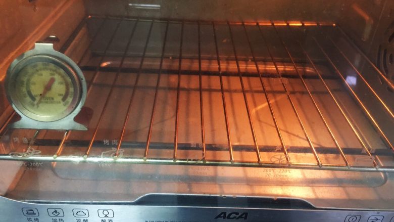 卡仕达蛋糕卷,烤箱预热10分钟，烤箱温度150度。
