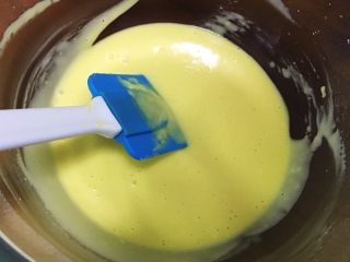卡仕达蛋糕卷,先用打蛋器低速搅打10秒，后用刮刀翻拌均匀。