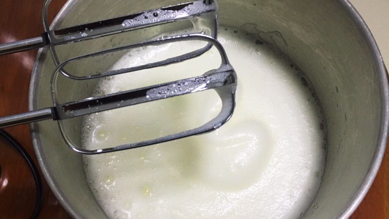 卡仕达蛋糕卷,用打蛋器高速搅打30圈，蛋白开始膨胀，出现大的气泡，加入细砂糖30克。
