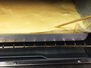卡仕达蛋糕卷,烤完用竹签插入不带泥处理，就证明熟了。