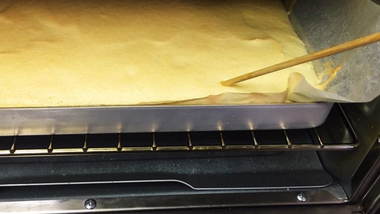 卡仕达蛋糕卷,烤完用竹签插入不带泥处理，就证明熟了。