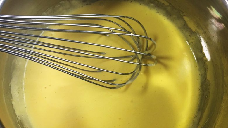 卡仕达蛋糕卷,搅拌至浓稠，用蛋抽打2分钟左右。