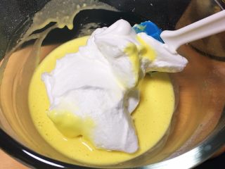 卡仕达蛋糕卷,取三分之一的蛋白进蛋黄糊中翻拌。