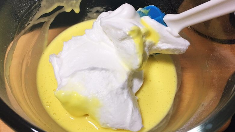 卡仕达蛋糕卷,取三分之一的蛋白进蛋黄糊中翻拌。