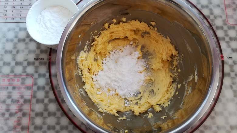 坚果薄脆曲奇,糖粉分2次加入到黄油中打发