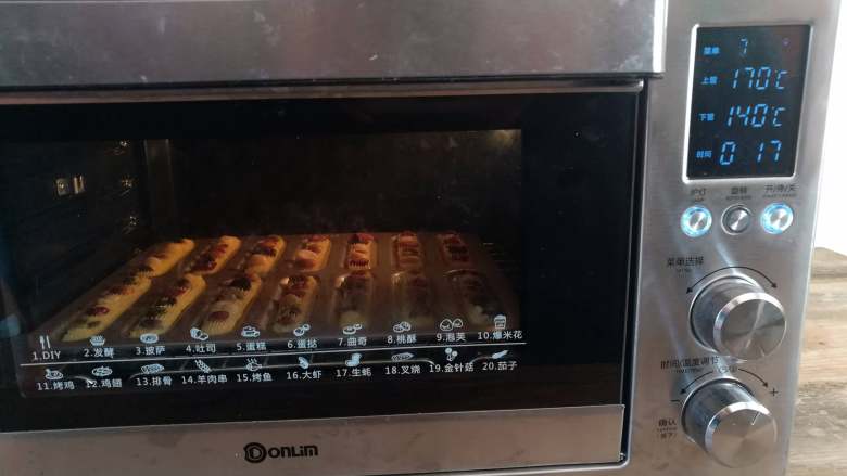 坚果薄脆曲奇,曲奇放入预热好的烤箱下层，上火170度，下火140度烤18分钟
