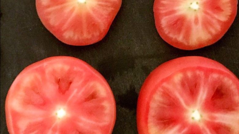 颜值爆表的  松仁玉米番茄盅,2个番茄都切好，用小勺挖出里面的番茄肉，注意不要把番茄的外皮弄破