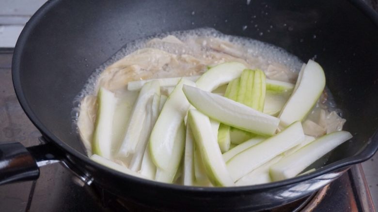 粉丝腐竹焖节瓜,加节瓜煮3分钟左右。