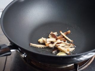 粉丝腐竹焖节瓜,加入香菇丝，煸炒一下。
