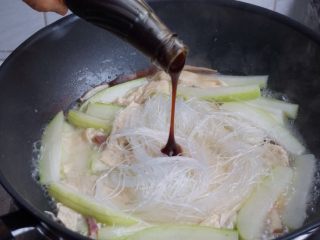 粉丝腐竹焖节瓜,倒一点鲍鱼汁，煮5分钟左右。