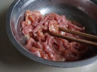 粉丝腐竹焖节瓜,瘦肉用油、盐、糖和生粉调味，生粉不可缺，这样炒出来的肉才滑。
