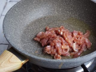 粉丝腐竹焖节瓜,另一个锅加油，烧热后加入瘦肉，快炒