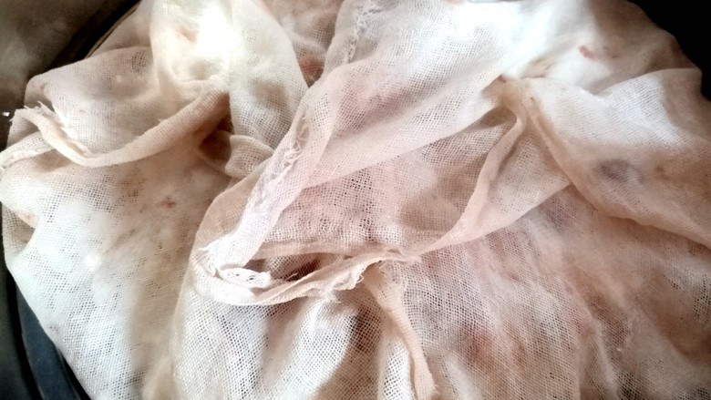 ~红枣核桃糕,用纱布盖住。