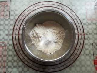 芝麻烤馒头,找一个干净的盆子放入低筋面粉和泡打粉