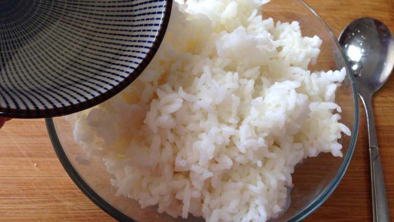 清甜玉米寿司,把寿司醋倒入米饭中拌匀