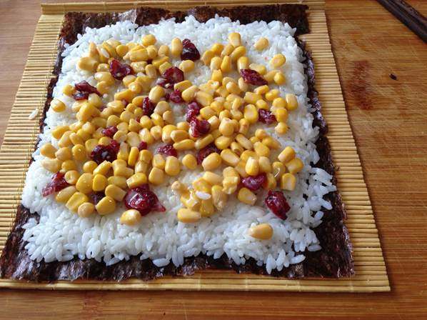 清甜玉米寿司,取适量玉米粒平铺在米饭上