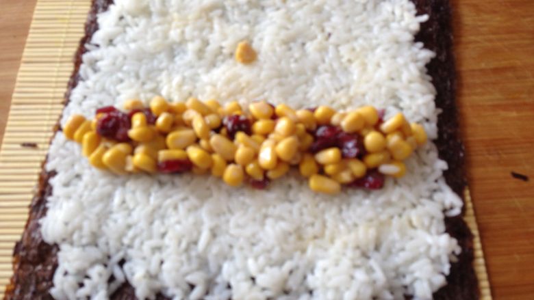 清甜玉米寿司,还有一种方法，在米饭的一端放入玉米粒，然后卷起来