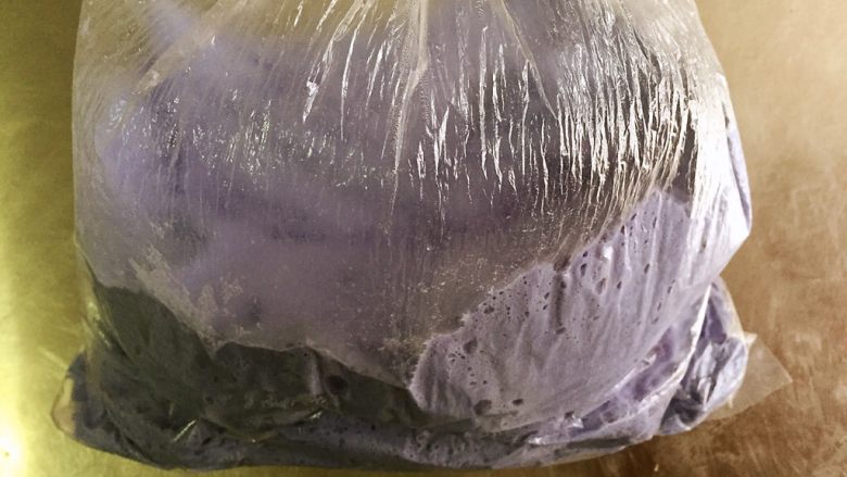 梵高星空吐司,第二天早上取出面团，此时面团已经发酵两倍大，阴天光线暗的原因面团颜色有点失真，其实面团颜色挺蓝的
