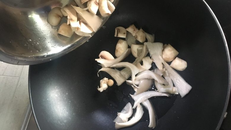 蔬菜疙瘩汤,焖疙瘩的时候，我们把蔬菜炒一下
放油，平菇蘑菇炒软