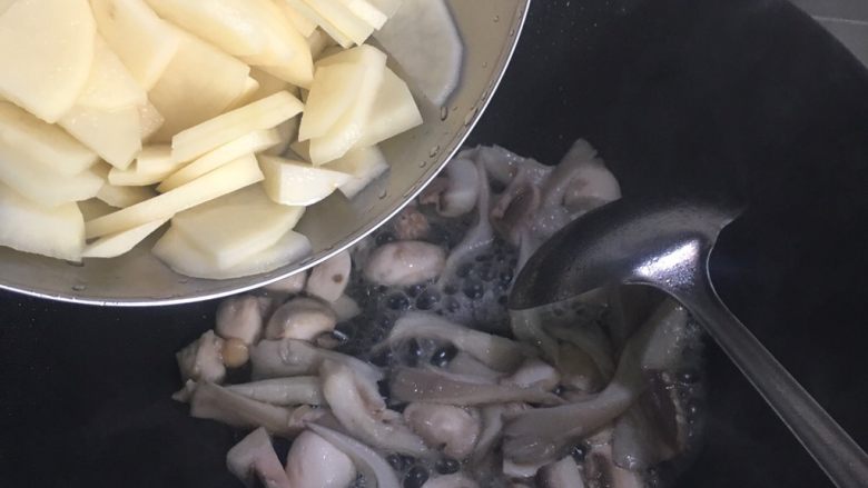 蔬菜疙瘩汤,土豆冲洗一下，稍微沥一下水，下锅翻炒