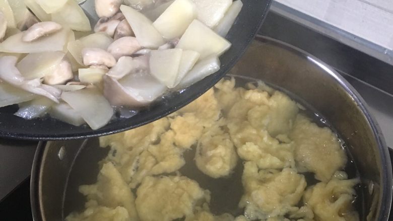 蔬菜疙瘩汤,炒好的蔬菜倒进疙瘩锅里，盖上锅盖焖五分钟左右