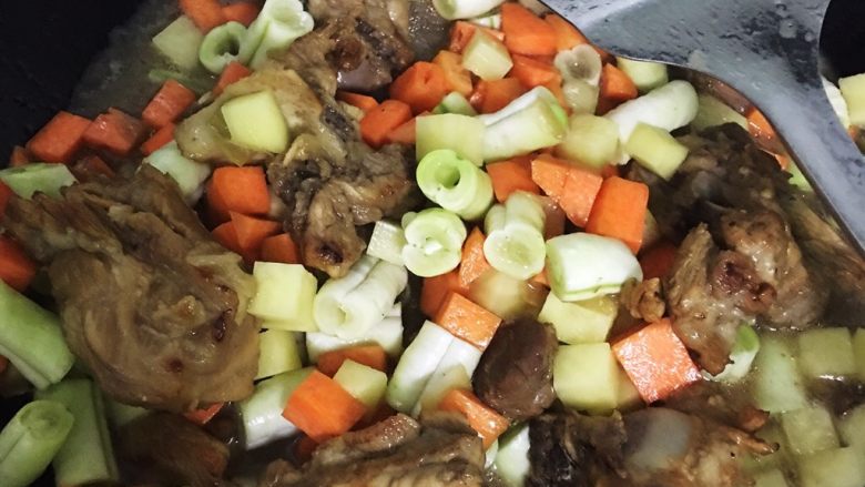 排骨蔬菜焖饭,然后把豆角，胡萝卜，土豆，香菇，依次加入，翻炒均匀，盖锅盖两分钟后关火