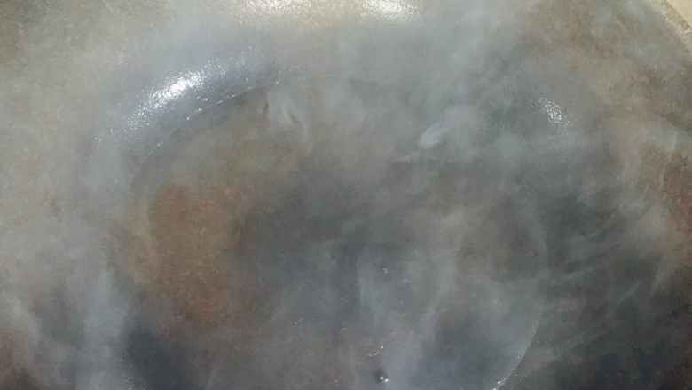 青椒紫苏煮鱼头,锅烧热，放入正宗菜籽油