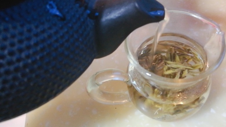 以茶入膳，绿茶芦笋虾,用90度开水冲泡