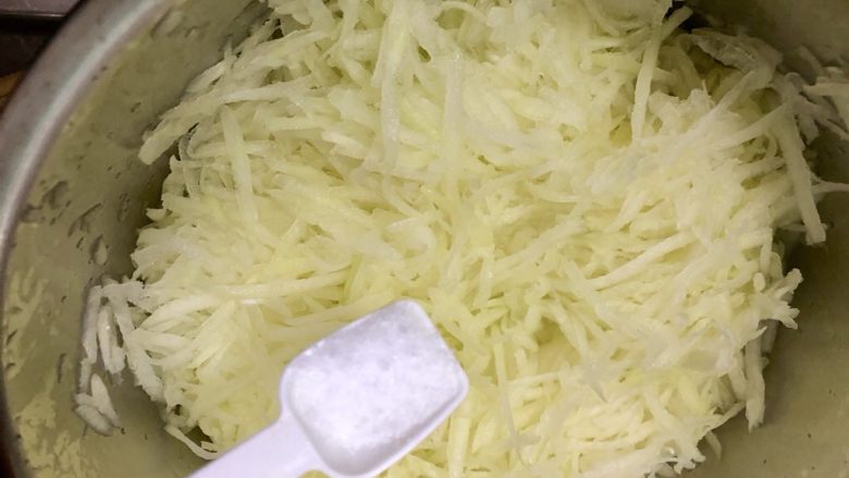 泰式涼拌青木瓜絲,在青木瓜絲中加入7.5公克的鹽抓醃，靜置15分鐘