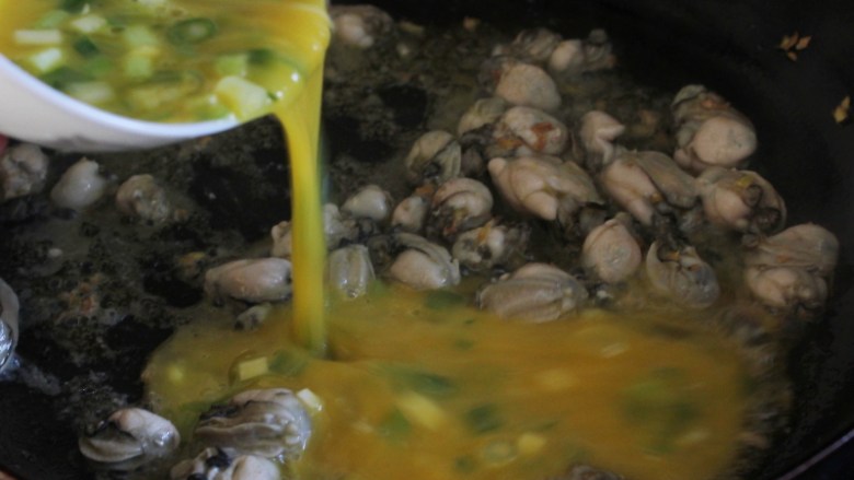 双韭海蛎煎饺,倒入打散的鸡蛋液。
