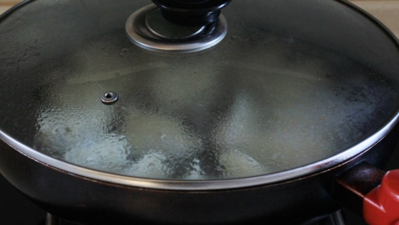 双韭海蛎煎饺,饺子底煎至微上色的时候，倒上半碗清水，立刻盖上锅盖，用中火煎5-7分钟，水干了，一般来说饺子就煎好了。