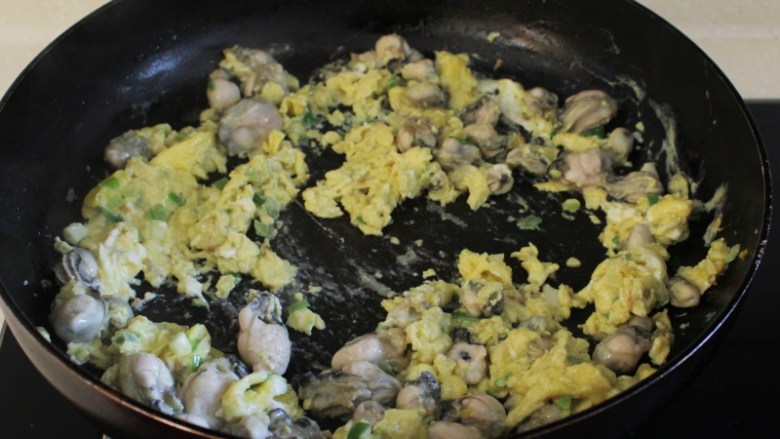 双韭海蛎煎饺,稍停片刻将鸡蛋液滑散。

