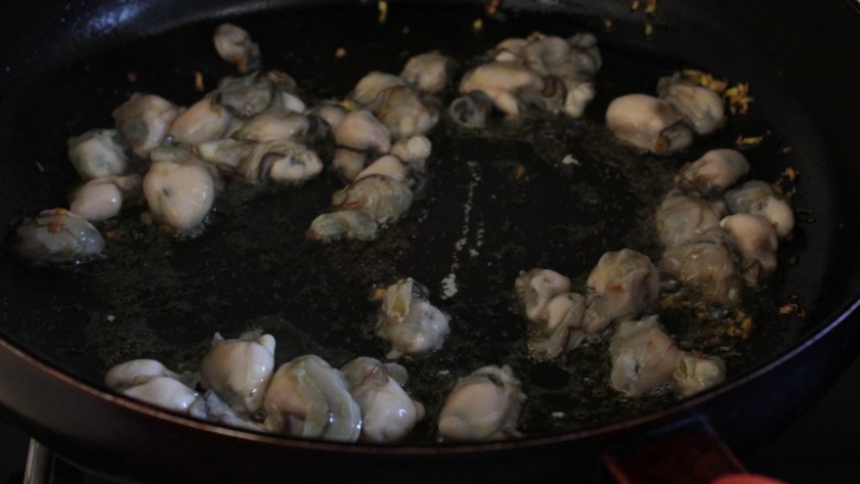 双韭海蛎煎饺,锅烧热倒到油，油热下生姜和海蛎子炒翻两下。
