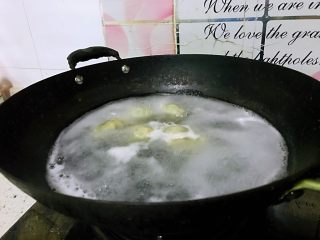 天天营养早餐不重样1202,锅中水烧开，饺子放入。其间添加了两次凉水进去。
