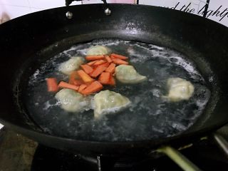 天天营养早餐不重样1202,快熟时胡萝卜入锅煮。