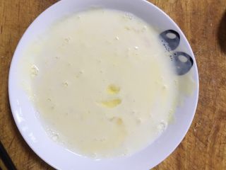 西多士,牛奶 淡奶油 蛋清搅拌均匀