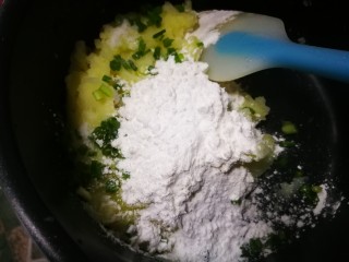 飘香土豆饼,放入粘米粉，葱花，适量盐搅拌均匀