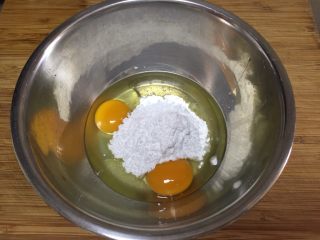 基础玛德琳,鸡蛋，糖粉，蜂蜜放入容器顺时针搅拌均匀