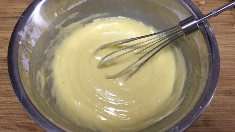 基础玛德琳,加入融化的黄油，顺时针拌匀