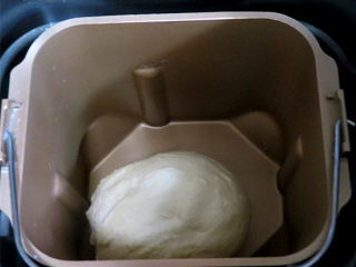 萌萌娃【蜜豆酸奶小餐包】,启动面包机和面程序，20分钟.揉出光滑的面团