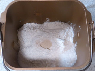 萌萌娃【蜜豆酸奶小餐包】,除了黄油以外，所有面团材料按先液体后粉类秩序依次放入面包机