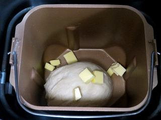 萌萌娃【蜜豆酸奶小餐包】,加入事先切小块软化好的黄油，继续揉面20分钟