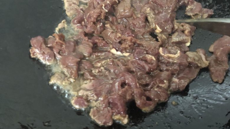 圆椒炒牛肉,锅里再加点油放入牛肉、翻炒大概10秒左右因为之前腌过味道不用加什么味道都可以啦、