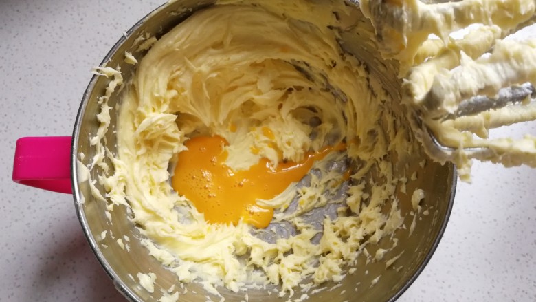 椰蓉芝士夹心饼干,分次加入蛋液继续搅打均匀，使其充分融合
